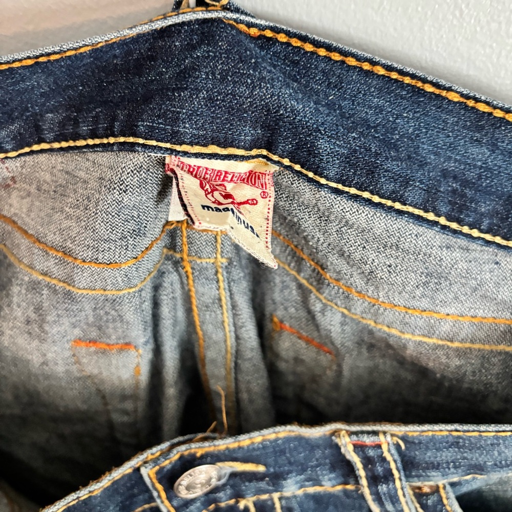 True Religion 38x33 Jeans – Guitar & Horseshoe Embroidery - Picture 3 of 8